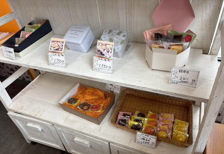 クッキー缶など